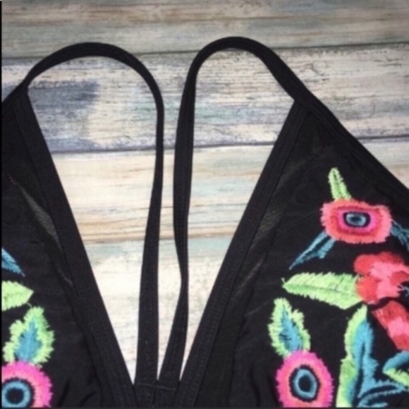 Xhilaration Floral Embroidered Bikini Top Women’s Small - Picture 6 of 6